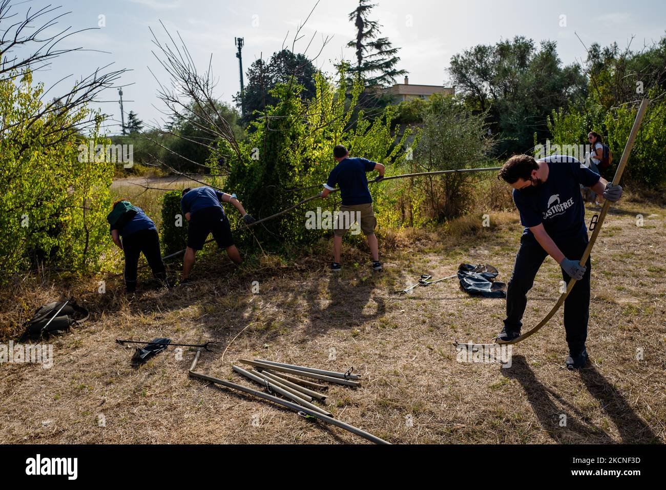 Freiwillige der Terrae Association säubern die grüne Lunge der Stadt Lama Martina während des Nationalen Plastic Free Day in Molfetta am 26. September 2021. Jedes Jahr erreichen 12 Millionen Tonnen Plastik weltweit Meere, das entspricht einem LKW Müll pro Minute, und 1,5 Millionen Tiere, vor allem Meerestiere, sterben an Plastik. Plastikverschmutzung ist jetzt ein Problem, das wir nicht mehr ignorieren können. Seit über 2 Jahren engagiert sich der Verein Plastic Free für dieses Thema und organisiert dank seines Netzwerks von Kontakten und sozialen Kanälen jedes Jahr 2 nationale Veranstaltungen, wobei in jeder Regi Stockfoto