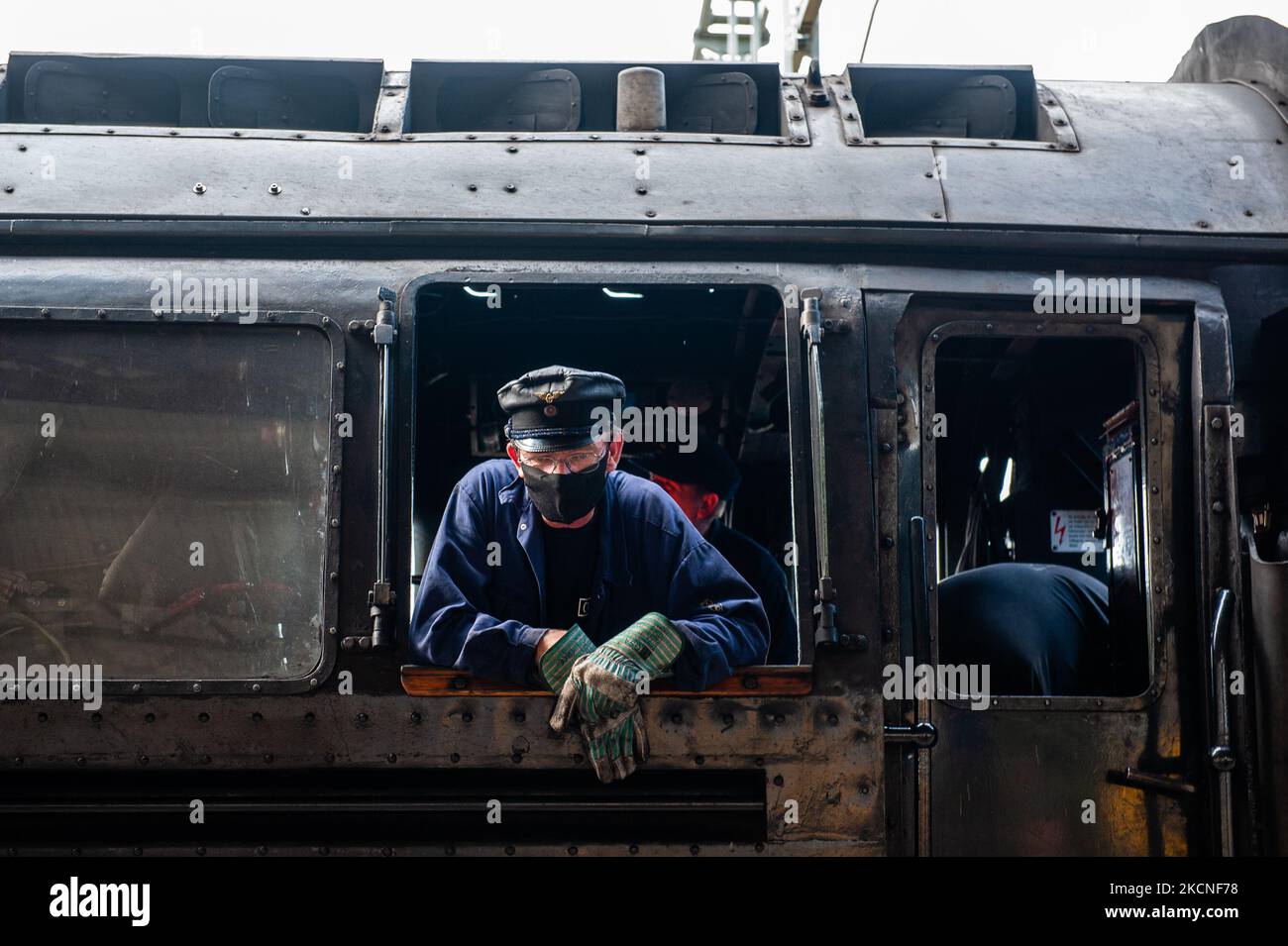 Ein Zugfahrer schaut aus dem Fenster des deutschen Lokomotionszuges der 40er Jahre, nachdem er am 26.. September 2021 am Bahnhof in Nijmegen angekommen ist. (Foto von Romy Arroyo Fernandez/NurPhoto) Stockfoto