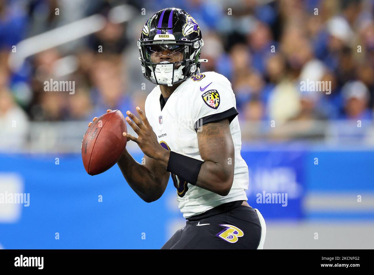 Baltimore Ravens Quarterback Lamar Jackson (8) scheint am Sonntag, den 26. September 2021, während eines NFL-Fußballspiels zwischen den Detroit Lions und den Baltimore Ravens in Detroit, Michigan, USA, den Ball zu spielen. (Foto von Amy Lemus/NurPhoto) Stockfoto