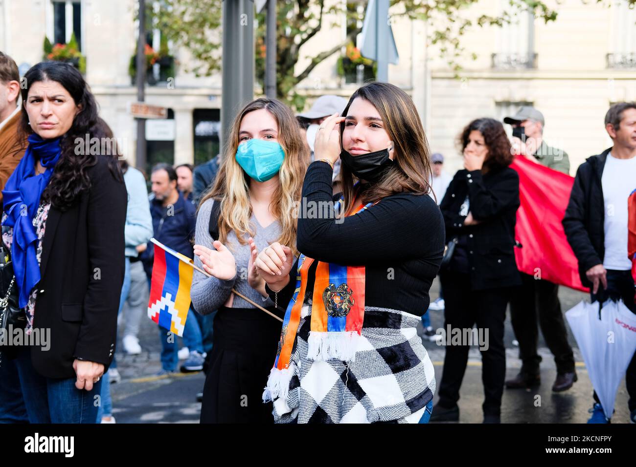 Armenische Demonstranten kamen, um die Kriegsgefangenen vor der aserbaidschanischen Botschaft zu unterstützen. Am 26. September 2021 versammelten sich armenische Aktivisten in Paris vor der aserbaidschanischen Botschaft, um die Freilassung armenischer Kriegsgefangener und die Anerkennung der Republik Arzakh zu fordern. (Foto von Vincent Koebel/NurPhoto) Stockfoto