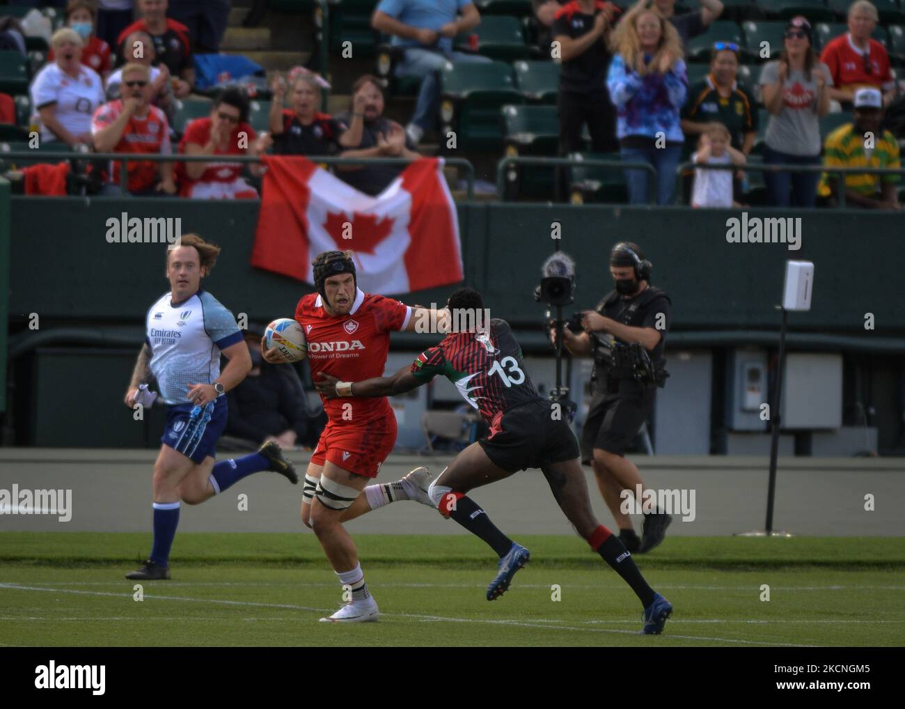 Jake Thiel aus Kanada in Aktion, unter der Herausforderung von Alvin Marube aus Kenia, kann es beim HSBC World Rugby Seven Series Bronze Final Match im Commonwealth Stadium in Edmonton 7S gegen Kenia 7S versuchen. Am Sonntag, den 26. September 2021, in Edmonton, Alberta, Kanada. (Foto von Artur Widak/NurPhoto) Stockfoto