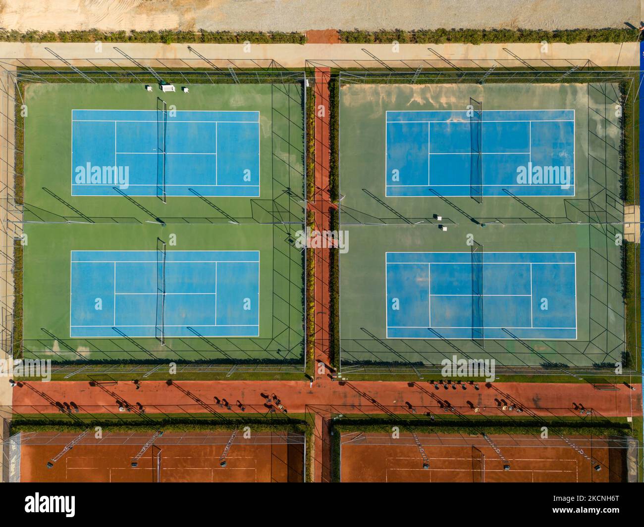 Luftaufnahme des leeren blauen Harttennisplatzes an einem sonnigen Tag Stockfoto