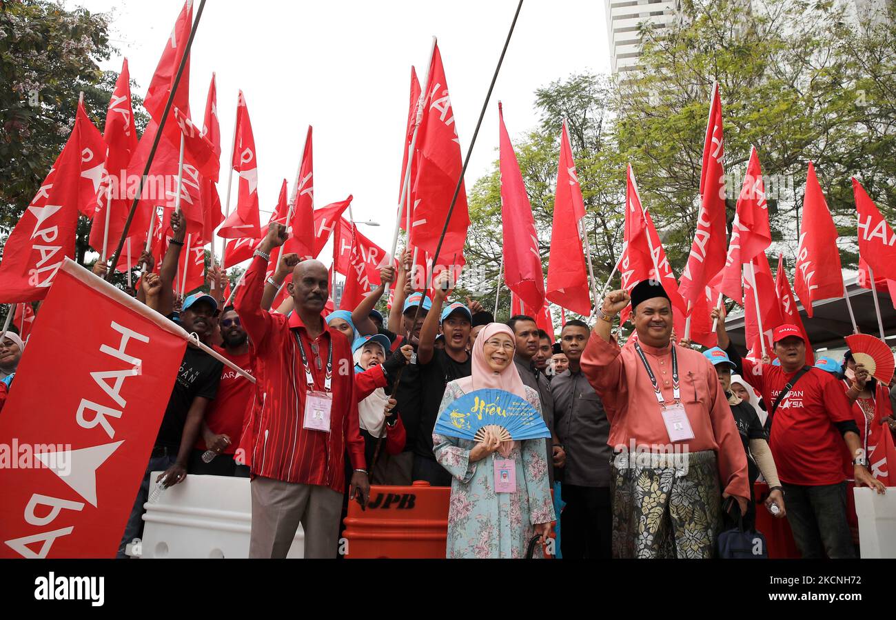 Kuala Lumpur, Malaysia. 05.. November 2022. WAN Azizah, Ehefrau des malaysischen Oppositionsführers Anwar Ibrahim (C), posiert mit den Unterstützern der pakistanischen Harapan (Allianz der Hoffnung), nachdem sie ihre Nominierungsunterlagen im Nominierungszentrum in Kuala Lumpur eingereicht hat. Die Malaysier werden am 19. November 2022 zur Wahl der Parlamentswahlen 15. (GE15) gehen. (Foto: © Wong Fok Loy/SOPA Images/Sipa USA) Quelle: SIPA USA/Alamy Live News Stockfoto