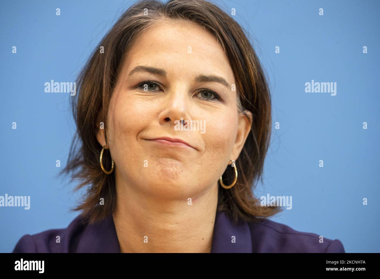 Kanzlerin von Buendnis 90 / die Grünen Annalena Baerbock nimmt am Tag nach den Bundestagswahlen in Berlin am 27. September 2021 an einer Pressekonferenz auf der Bundepressekonferenz Teil. (Foto von Emmanuele Contini/NurPhoto) Stockfoto