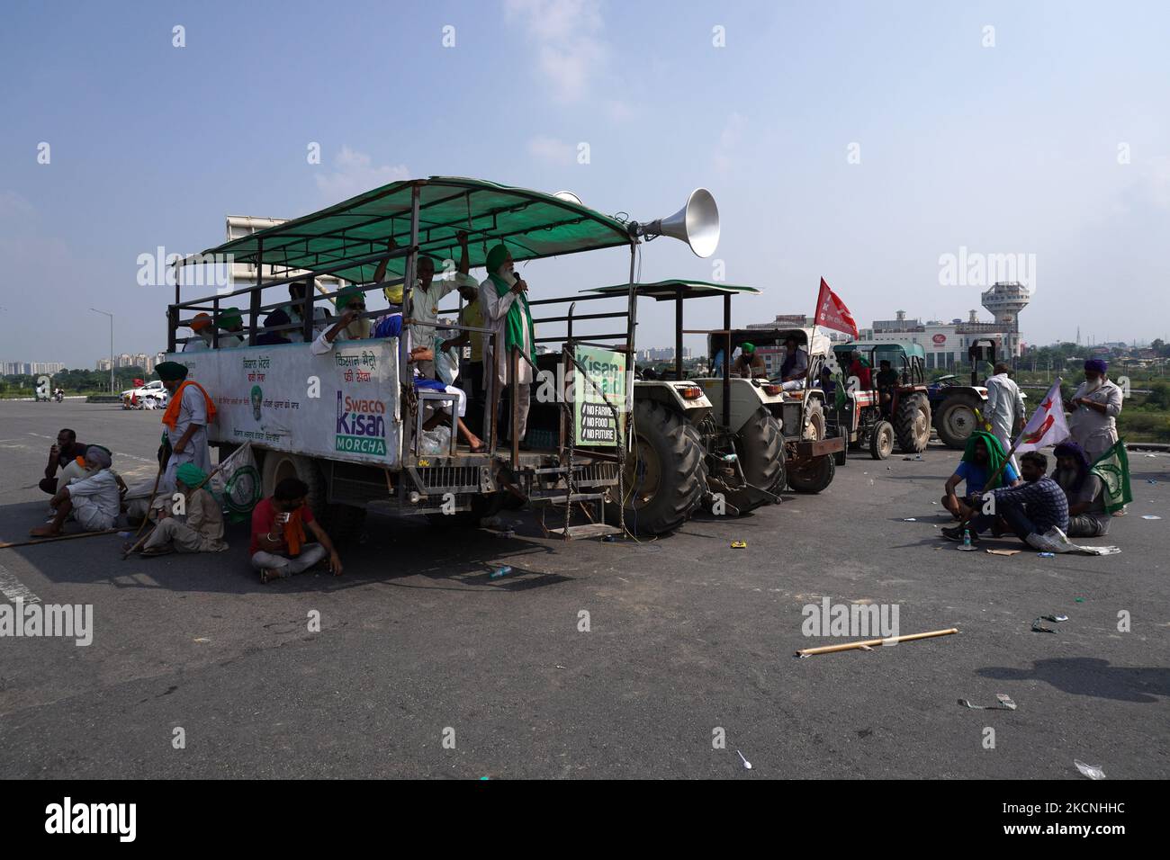 Bauern blockieren eine Schnellstraße als Teil der Proteste gegen Agrarreformen während des landesweiten Streiks „Bharat Bandh“ auf dem KMP Expressway in Sonipat im nördlichen Bundesstaat Haryana, Indien, am 27. September 2021 (Foto: Mayank Makhija/NurPhoto) Stockfoto