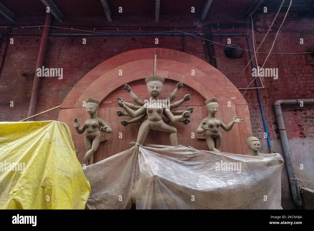 Ein unvollendetes Idol von Durga, das am 27. September 2021 an einem Töpferzentrum in Kalkutta, Indien, gesehen wurde. Durga puja ist das hinduistische Festival, das der Hindu-Göttin Durga für ihren Sieg über den Namen Mahisasur als Asura huldigt. Das Festival ist ein 10-tägiges Ereignis in der Regel in den östlichen Staaten von Westbengalen, Odisha, Bihar, Tripura und auch in Bangladesch gefeiert. (Foto von Debarchan Chatterjee/NurPhoto) Stockfoto