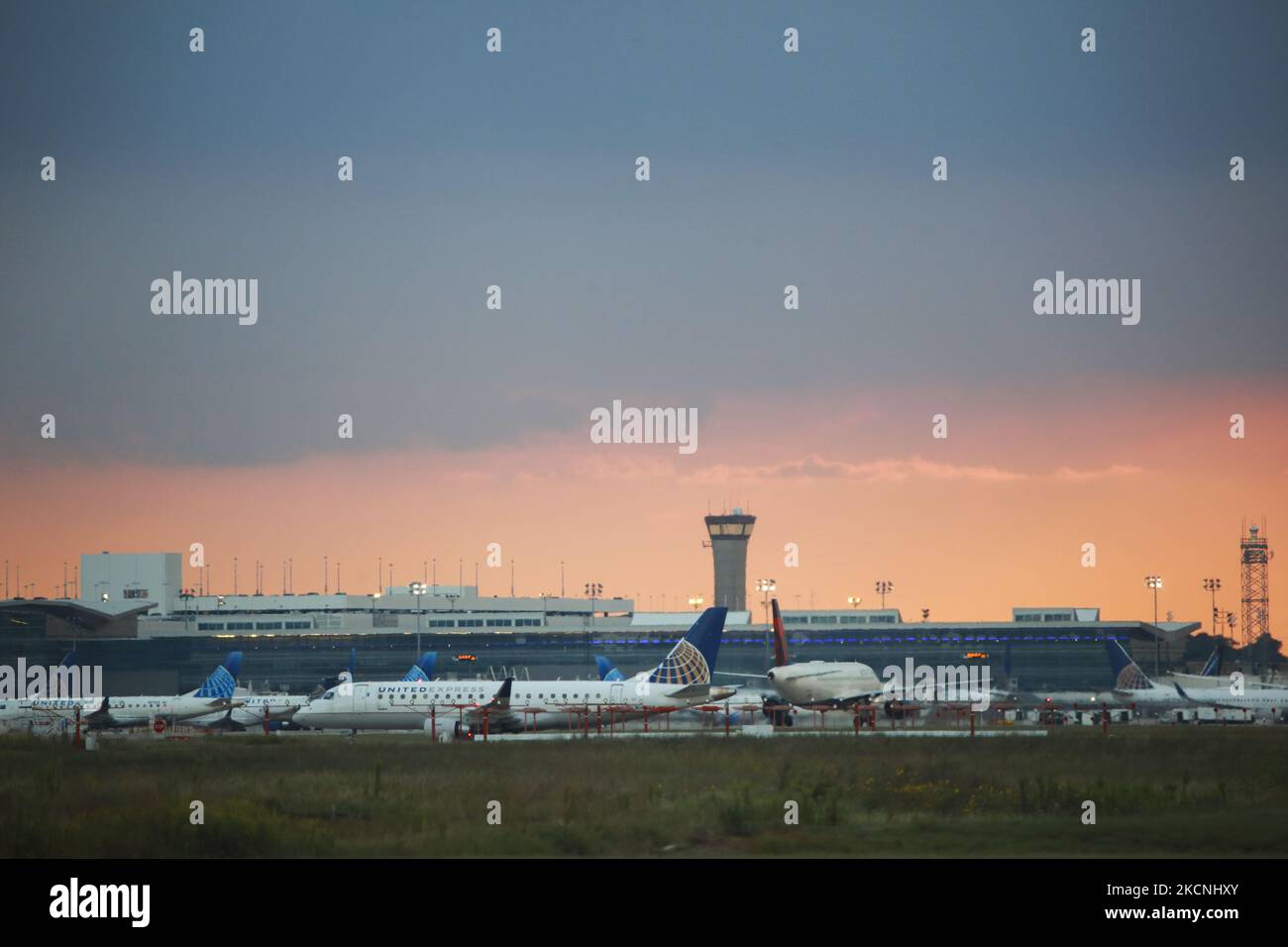 United Airlines fliegt am 27.. September 2021 auf dem George Bush Intercontinental Airport in Houston, Texas. Während Länder und Regionen auf der ganzen Welt ihre Vorschriften und Beschränkungen bezüglich COVID-19 ändern, geben Fluggesellschaften den Mitarbeitern strenge Ultimatums bezüglich Impfstoffen und Masken. Auch die Kunden werden durch eine Reihe verschiedener Protokolle informiert, die von ihren Reiseplänen und Fluggesellschaften abhängen. (Foto von Reginald Mathalone/NurPhoto) Stockfoto