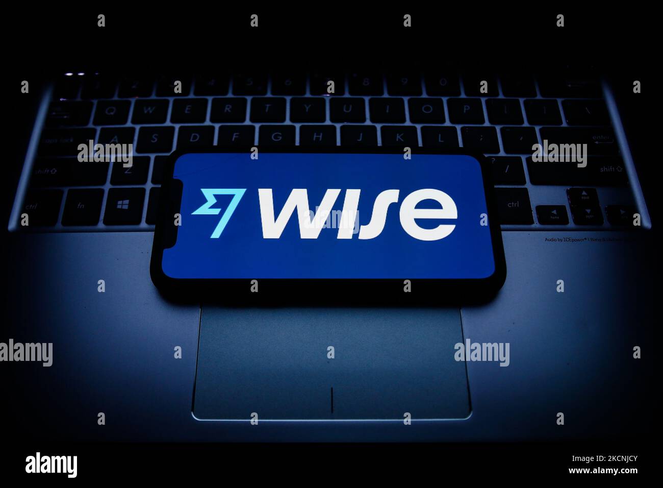 Das WISE-Logo auf einem Telefonbildschirm und einer Laptop-Tastatur ist auf diesem Bild zu sehen, das am 28. September 2021 in Krakau, Polen, aufgenommen wurde. (Fotoillustration von Jakub Porzycki/NurPhoto) Stockfoto