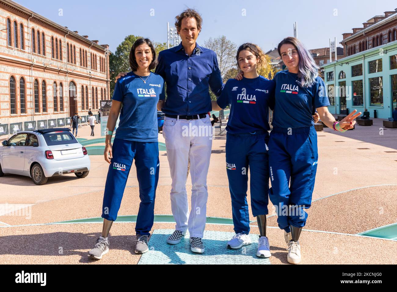 John Elkann, Vorsitzender von Stellantis, mit den italienischen Paralympics-Athleten Martina Caironi, Ambra Sabatini und Monica Graziana Contrafatto, erster, zweiter und dritter bei den Paralympics in Tokio im Jahr 100m, posieren während der Italytischen Technikwoche für Fotos. Die Ital Tech Week ist ein Festival der Technologie und Ressourcen zur Unterstützung der Technologie der Zukunft, das am 24. September 2021 in Turin, Italien, stattfindet. (Foto von Mauro Ujetto/NurPhoto) Stockfoto