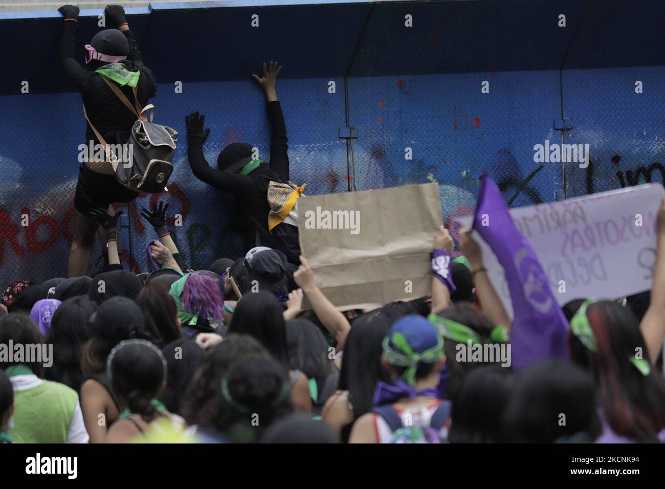 Mitglieder des feministischen Schwarzen Blocks versuchen, Zäune unter dem Unabhängigkeitsengel in Mexiko-Stadt abzureißen, anlässlich des Globalen Aktionstages für legale, freie und sichere Abtreibungen in Mexiko und Lateinamerika. Während des marsches kam es entlang der Strecke zu Zusammenstößen zwischen Demonstranten und Polizei. (Foto von Gerardo Vieyra/NurPhoto) Stockfoto