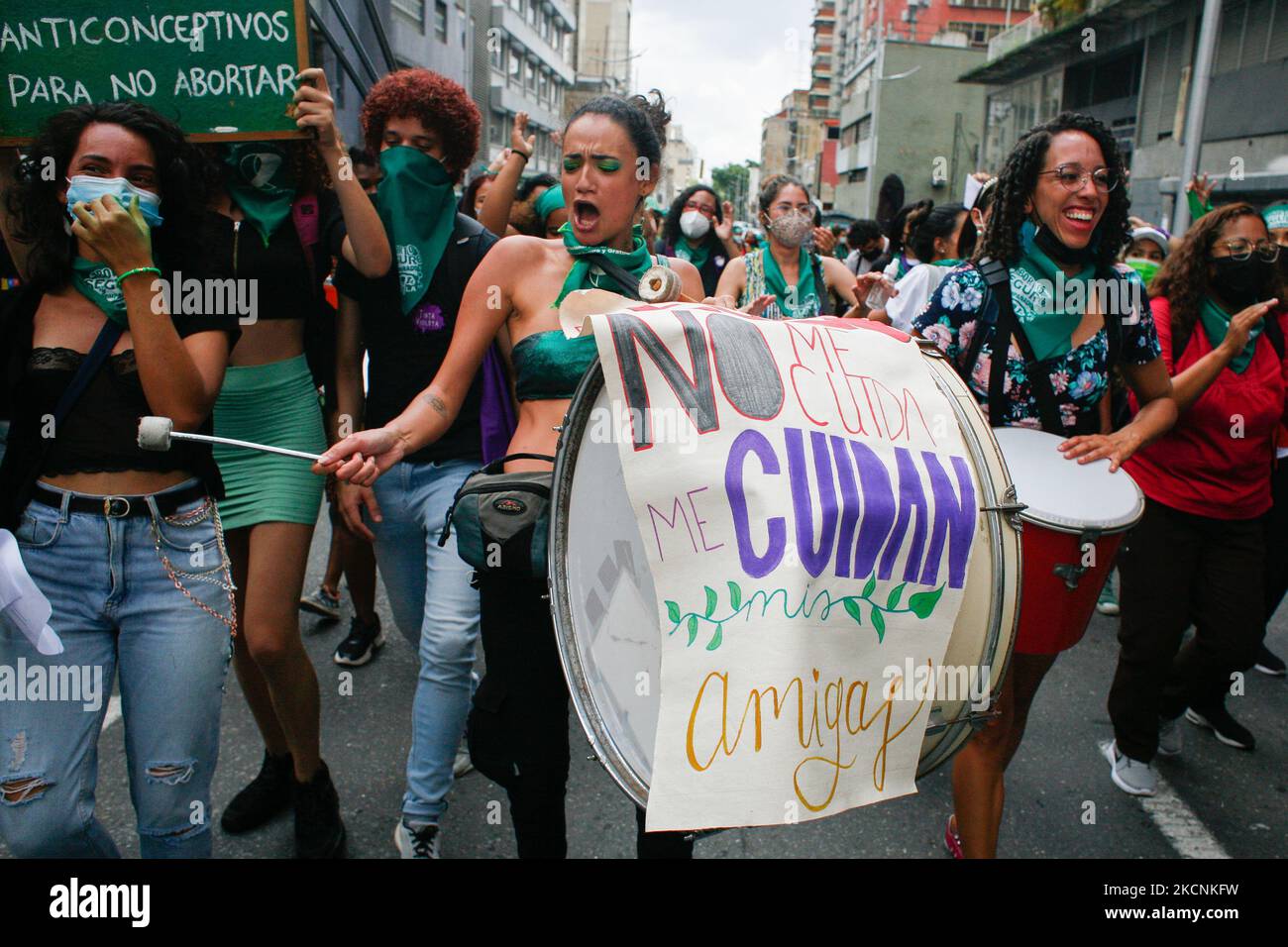 Eine Frau spielt während eines marsches zum Tag der Entkriminalisierung und Legalisierung der Abtreibung inmitten der Coronavirus-Pandemie in Caracas, Venezuela, am 28. September 2021 eine Trommel. (Foto von Javier Campos/NurPhoto) Stockfoto