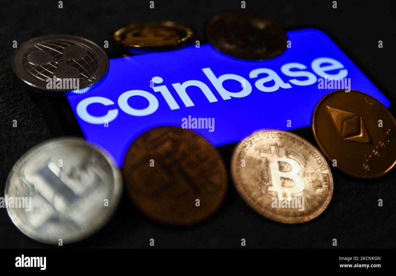 Das Coinbase-Logo auf einem Telefonbildschirm und die Darstellung von Kryptowährungen sind auf diesem Bild zu sehen, das am 28. September 2021 in Krakau, Polen, aufgenommen wurde. (Foto-Illustration von Jakub Porzycki/NurPhoto) Stockfoto