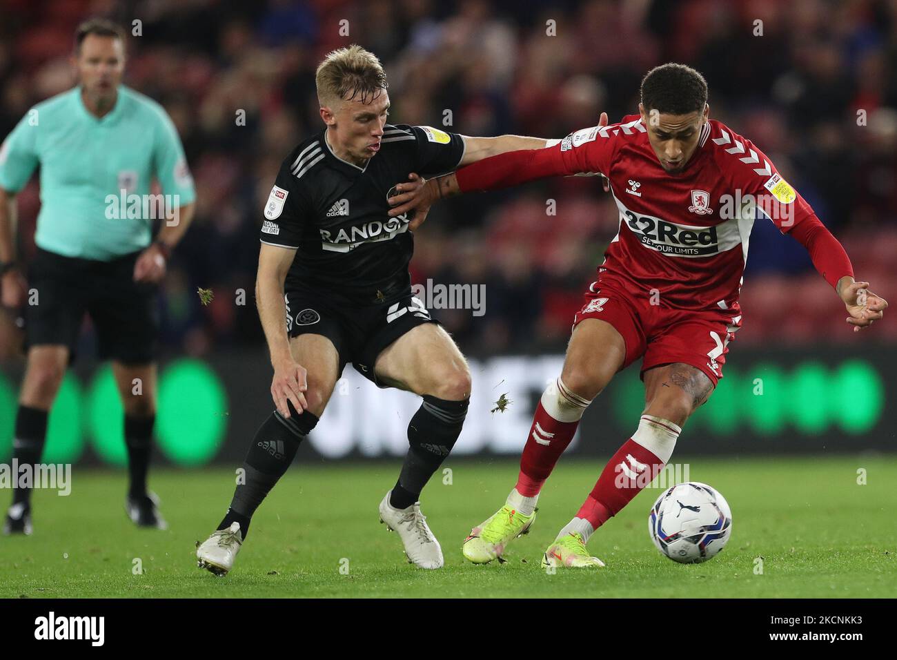 Ben Osborn von Sheffield United kämpft während des Sky Bet Championship-Spiels zwischen Middlesbrough und Sheffield United am Dienstag, dem 28.. September 2021, im Riverside Stadium in Middlesbrough um den Besitz von Marcus Tavernier von Middlesbrough. (Foto von Mark Fletcher/MI News/NurPhoto) Stockfoto