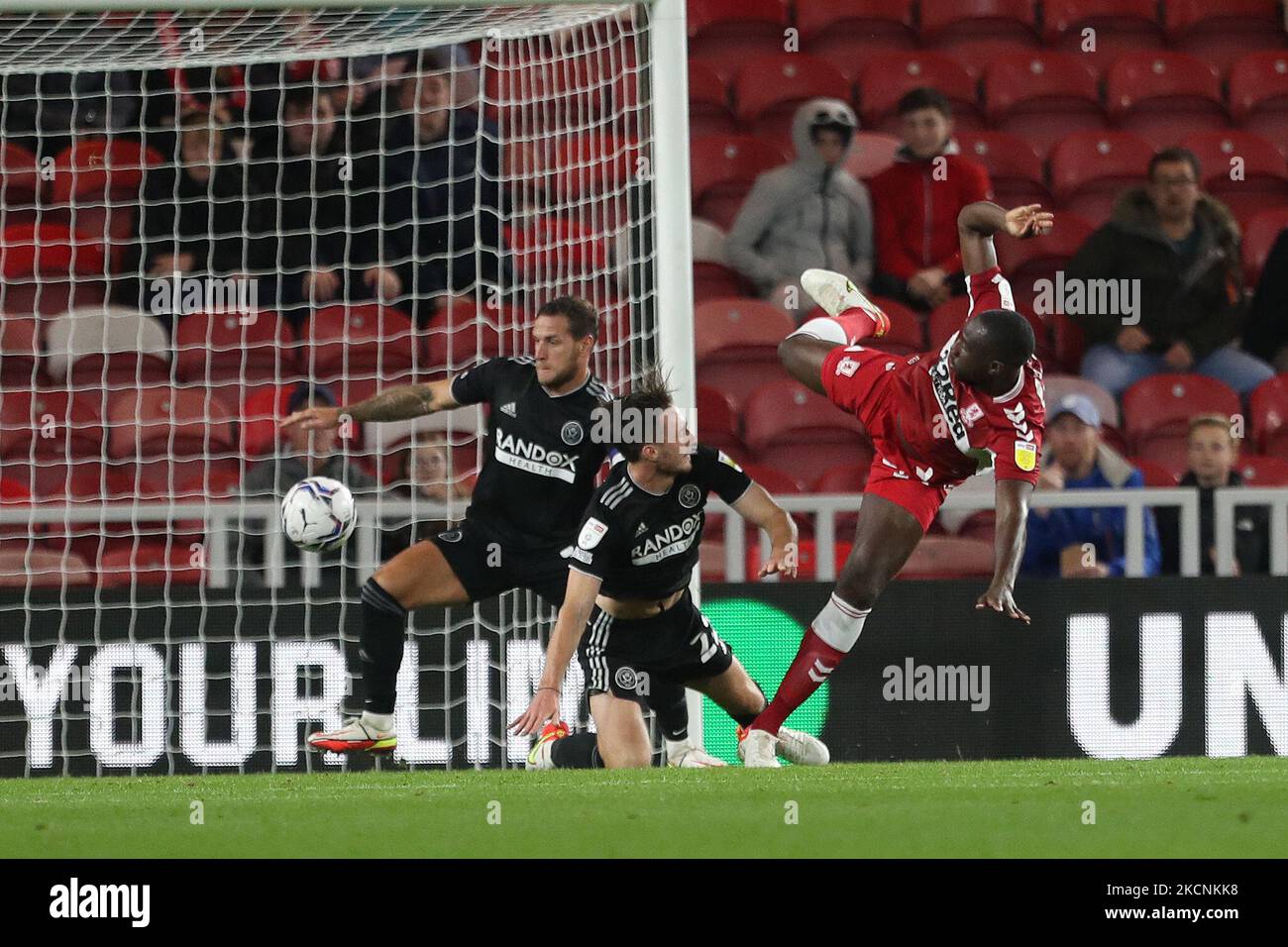 Marc Bola von Middlesbrough versucht beim Sky Bet Championship-Spiel zwischen Middlesbrough und Sheffield United am Dienstag, dem 28.. September 2021, im Riverside Stadium in Middlesbrough einen Torschuss. (Foto von Mark Fletcher/MI News/NurPhoto) Stockfoto