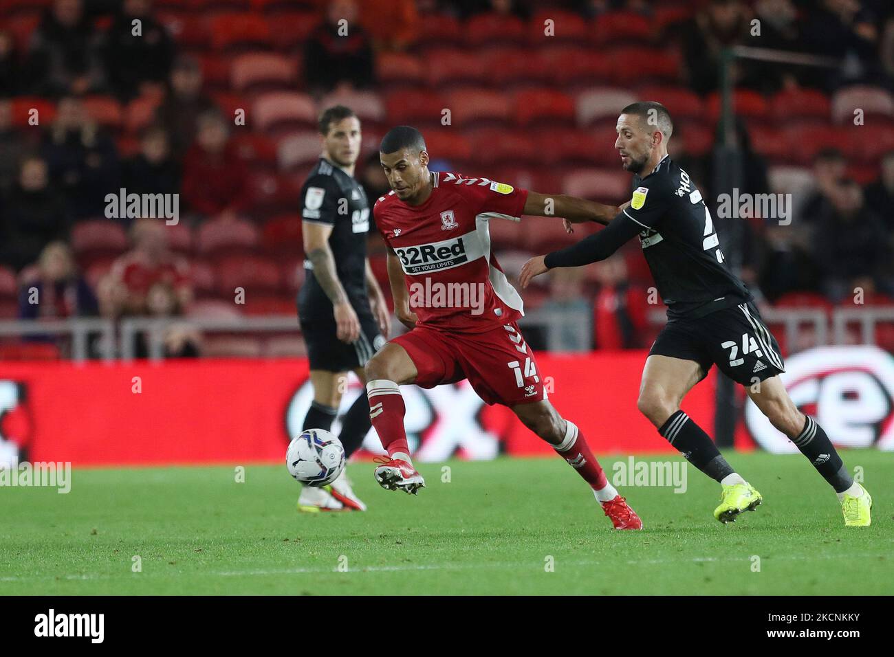 Lee Peltier von Middlesbrough im Einsatz mit Conor Hourihane von Sheffield United während des Sky Bet Championship-Spiels zwischen Middlesbrough und Sheffield United am Dienstag, dem 28.. September 2021, im Riverside Stadium in Middlesbrough. (Foto von Mark Fletcher/MI News/NurPhoto) Stockfoto