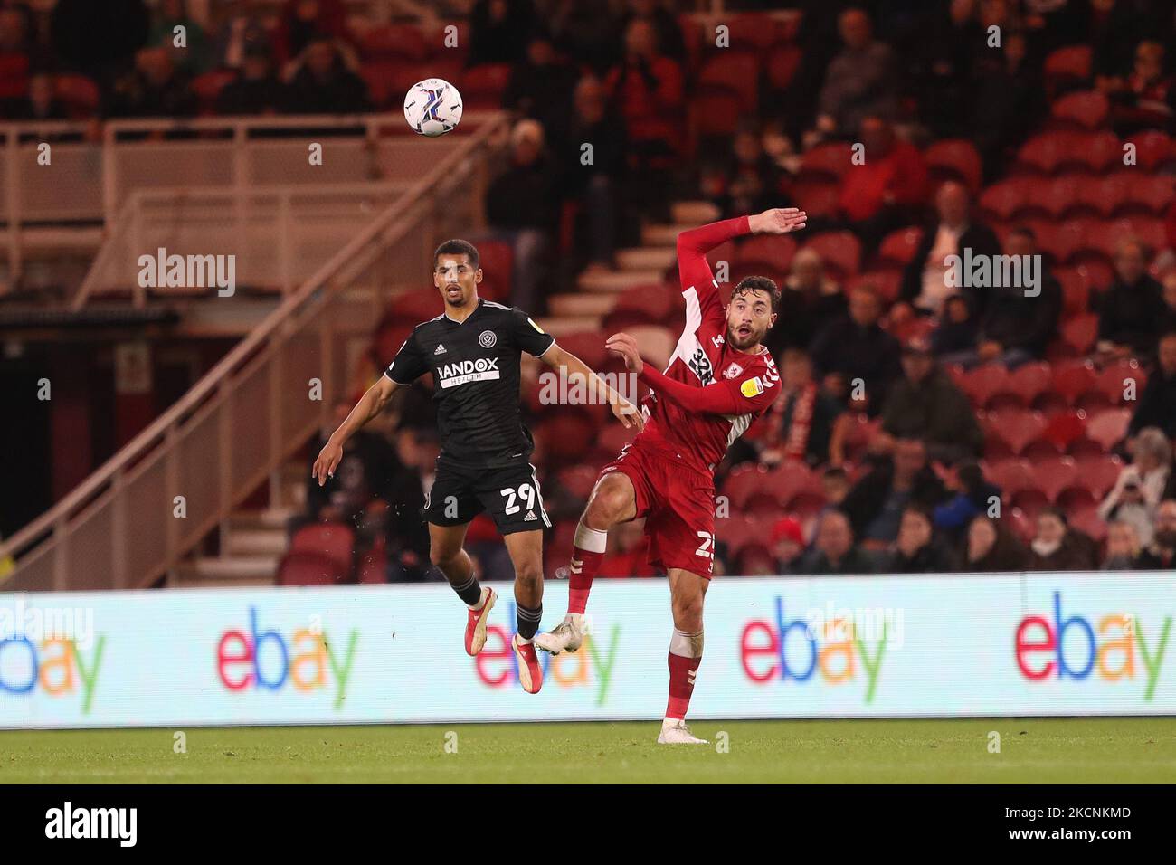 Iliman Ndiaye von Sheffield United bestreitet einen Header mit Matt Crooks von Middlesbrough während des Sky Bet Championship-Spiels zwischen Middlesbrough und Sheffield United am Dienstag, den 28.. September 2021 im Riverside Stadium, Middlesbrough. (Foto von Mark Fletcher/MI News/NurPhoto) Stockfoto