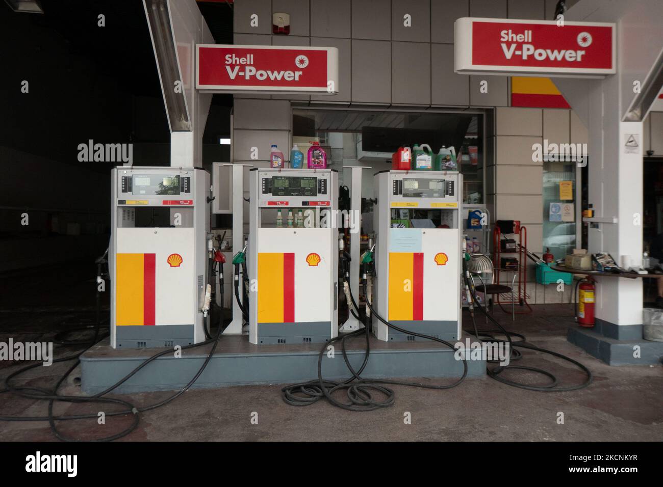 Befüllung von Düsen und Pumpen an einer Shell-Tankstelle in Evosmos Thessaloniki in Griechenland. Shell ist ein anglo-niederländisches multinationales Öl- und Gasunternehmen. Die Tankstelle bietet Benzin, Gas, V-Power, bleifreies E10 und andere Produkte an. Großbritannien steht vor einem Benzinknappproblem und einer Kraftstoffkrise. Thessaloniki, Griechenland am 29. September 2021 (Foto von Nicolas Economou/NurPhoto) Stockfoto