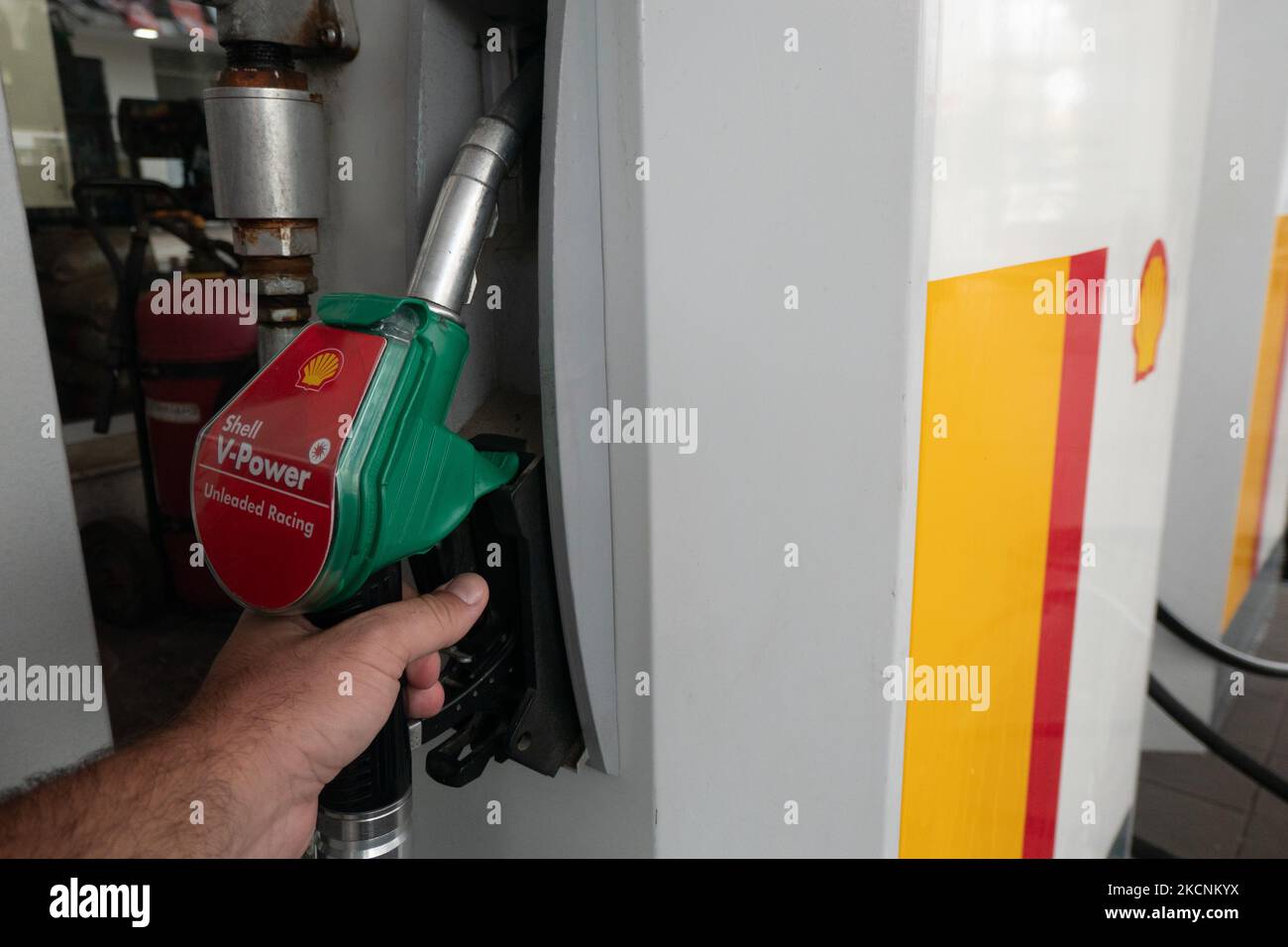 Befüllung von Düsen und Pumpen an einer Shell-Tankstelle in Evosmos Thessaloniki in Griechenland. Shell ist ein anglo-niederländisches multinationales Öl- und Gasunternehmen. Die Tankstelle bietet Benzin, Gas, V-Power, bleifreies E10 und andere Produkte an. Großbritannien steht vor einem Benzinknappproblem und einer Kraftstoffkrise. Thessaloniki, Griechenland am 29. September 2021 (Foto von Nicolas Economou/NurPhoto) Stockfoto