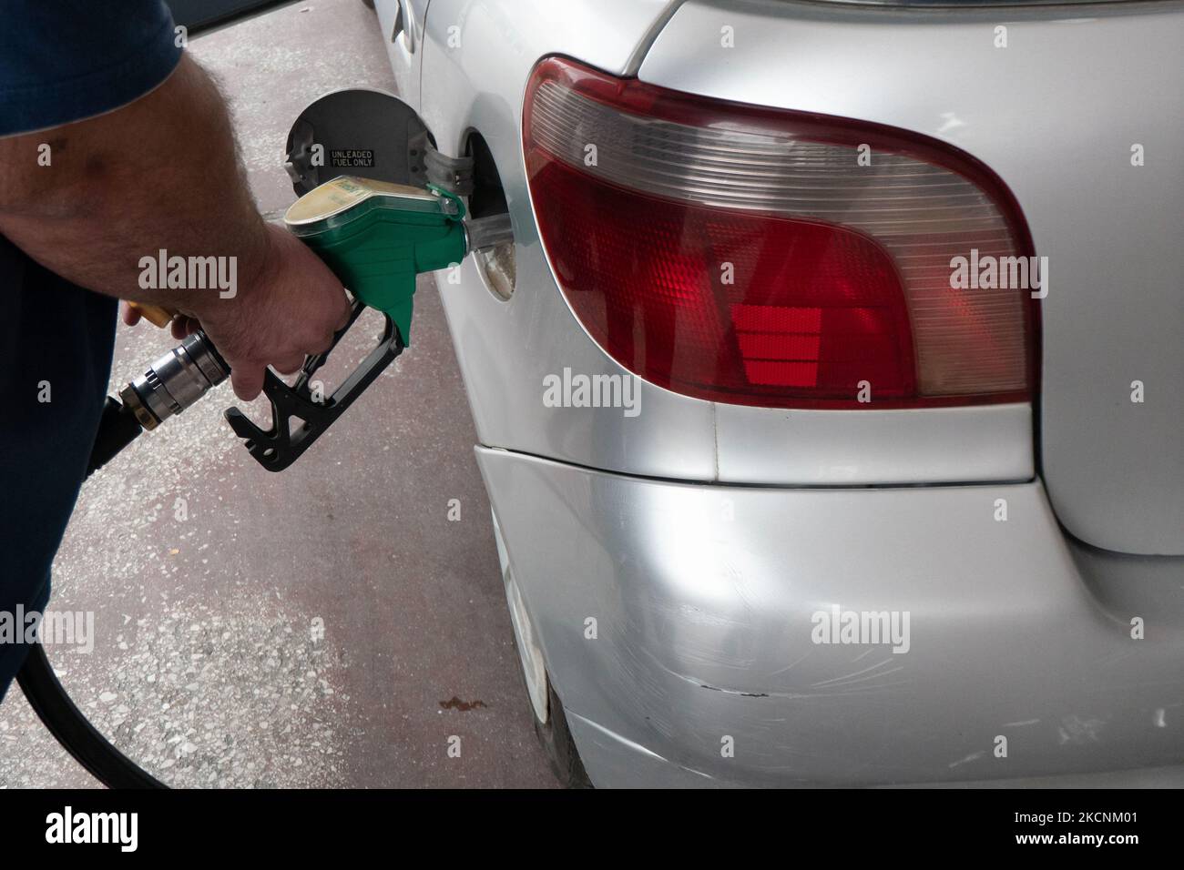 Befüllung von Düsen und Pumpen an einer Shell-Tankstelle in Evosmos Thessaloniki in Griechenland. Shell ist ein anglo-niederländisches multinationales Öl- und Gasunternehmen. Die Tankstelle bietet Benzin, Gas, V-Power, bleifreies E10 und andere Produkte an. Großbritannien steht vor einem Benzinknappproblem und einer Kraftstoffkrise. Thessaloniki, Griechenland am 29. September 2021 (Foto von Nicolas Economou/NurPhoto) Stockfoto