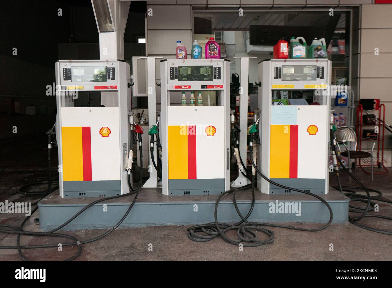 Befüllung von Düsen und Pumpen an einer Shell-Tankstelle in Evosmos Thessaloniki in Griechenland. Shell ist ein anglo-niederländisches multinationales Öl- und Gasunternehmen. Die Tankstelle bietet Benzin, Gas, V-Power, bleifreies E10 und andere Produkte an. Großbritannien steht vor einem Benzinknappproblem und einer Kraftstoffkrise. Thessaloniki, Griechenland am 29. September 2021 (Foto von Nicolas Economou/NurPhoto) Stockfoto