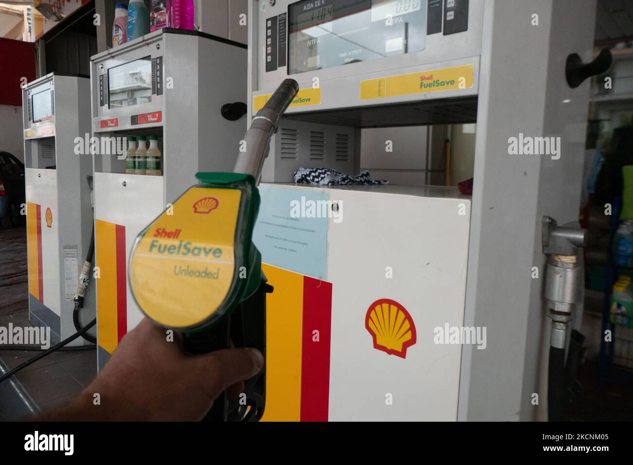 Befüllung von Düsen und Pumpen an einer Shell-Tankstelle in Evosmos Thessaloniki in Griechenland. Shell ist ein anglo-niederländisches multinationales Öl- und Gasunternehmen. Die Tankstelle bietet Benzin, Gas, V-Power, bleifreies E10 und andere Produkte an. Großbritannien steht vor einem Benzinknappproblem und einer Kraftstoffkrise. Thessaloniki, Griechenland am 29. September 2021 (Foto von Nicolas Economou/NurPhoto) Stockfoto