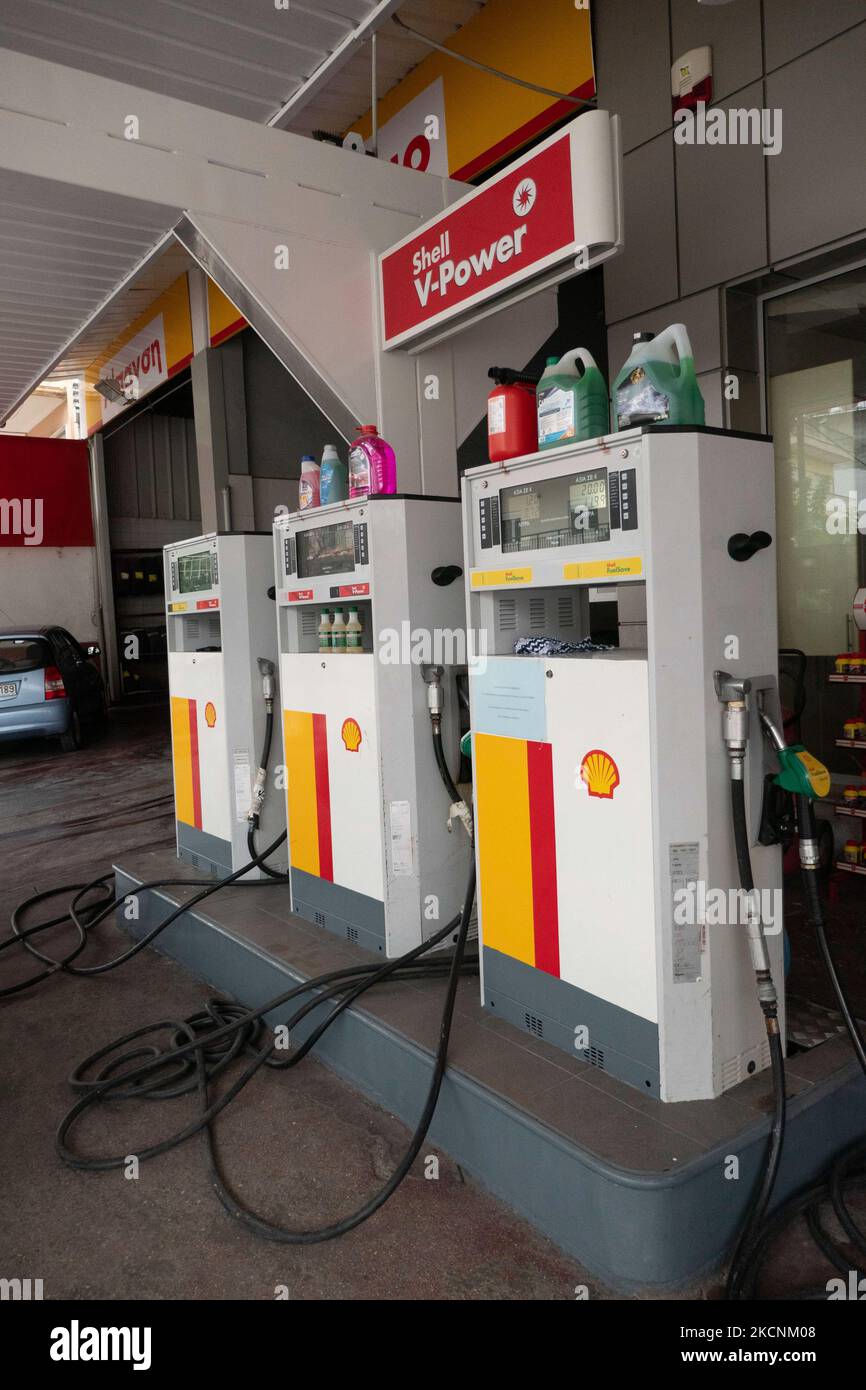 Befüllung von Düsen und Pumpen an einer Shell-Tankstelle in Evosmos Thessaloniki in Griechenland. Shell ist ein anglo-niederländisches multinationales Öl- und Gasunternehmen. Die Tankstelle bietet Benzin, Gas, V-Power, bleifreies E10 und andere Produkte an. Großbritannien steht vor einem Benzinknappproblem und einer Kraftstoffkrise. Thessaloniki, Griechenland am 29. September 2021 (Foto von Nicolas Economou/NurPhoto) Stockfoto