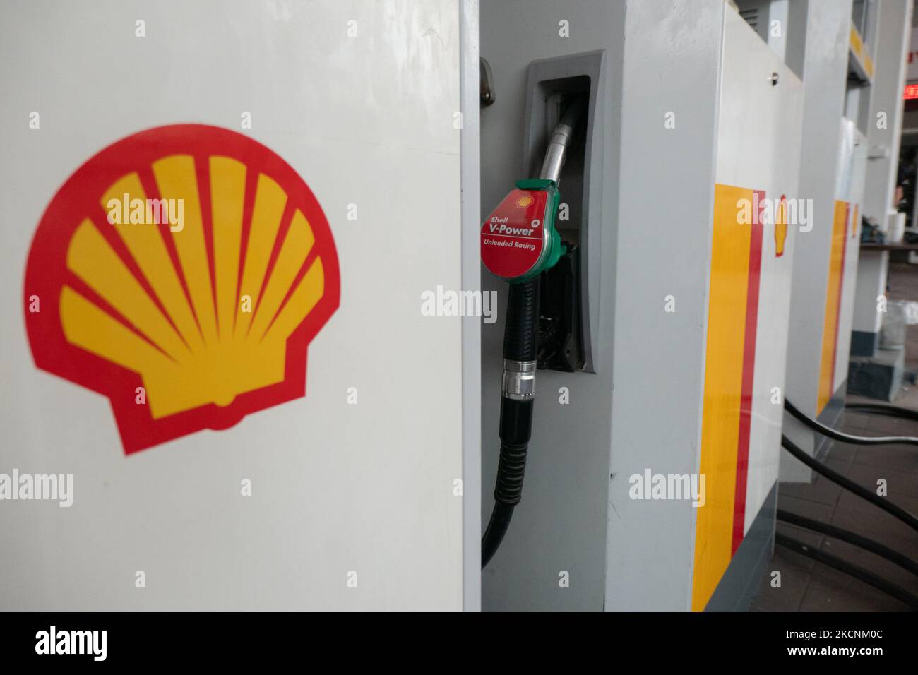 Befüllung von Düsen und Pumpen an einer Shell-Tankstelle in Evosmos Thessaloniki in Griechenland. Shell ist ein anglo-niederländisches multinationales Öl- und Gasunternehmen. Die Tankstelle bietet Benzin, Gas, V-Power, bleifreies E10 und andere Produkte an. Großbritannien steht vor einem Benzinknappproblem und einer Kraftstoffkrise. Thessaloniki, Griechenland am 29. September 2021 (Foto von Nicolas Economou/NurPhoto) Stockfoto
