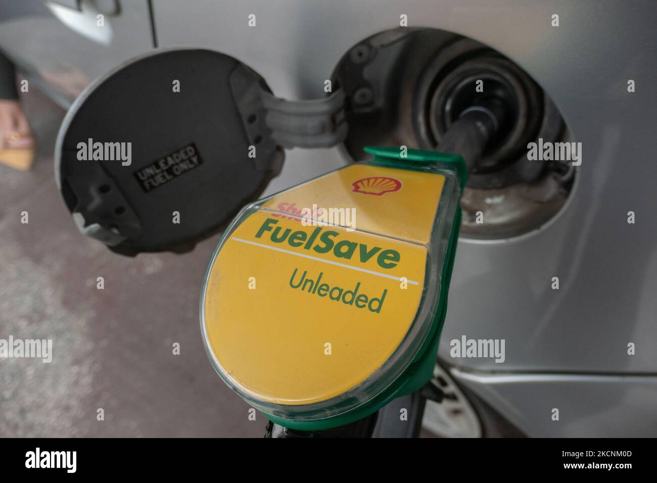 Befüllung von Düsen und Pumpen an einer Shell-Tankstelle in Evosmos Thessaloniki in Griechenland. Shell ist ein anglo-niederländisches multinationales Öl- und Gasunternehmen. Die Tankstelle bietet Benzin, Gas, V-Power, bleifreies E10 und andere Produkte an. Großbritannien steht vor einem Benzinknappproblem und einer Kraftstoffkrise. Thessaloniki, Griechenland am 29. September 2021 (Foto von Nicolas Economou/NurPhoto) Stockfoto