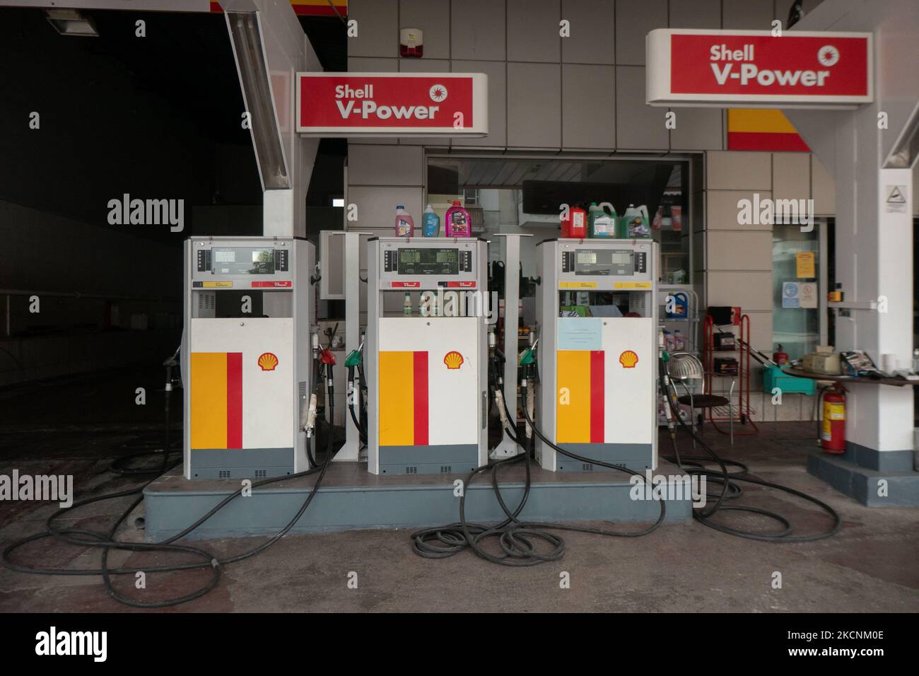Befüllung von Düsen und Pumpen an einer Shell-Tankstelle in Evosmos Thessaloniki in Griechenland. Shell ist ein anglo-niederländisches multinationales Öl- und Gasunternehmen. Die Tankstelle bietet Benzin, Gas, V-Power, bleifreies E10 und andere Produkte an. Großbritannien steht vor einem Benzinknappproblem und einer Kraftstoffkrise. Thessaloniki, Griechenland am 29. September 2021 (Foto von Nicolas Economou/NurPhoto) Stockfoto