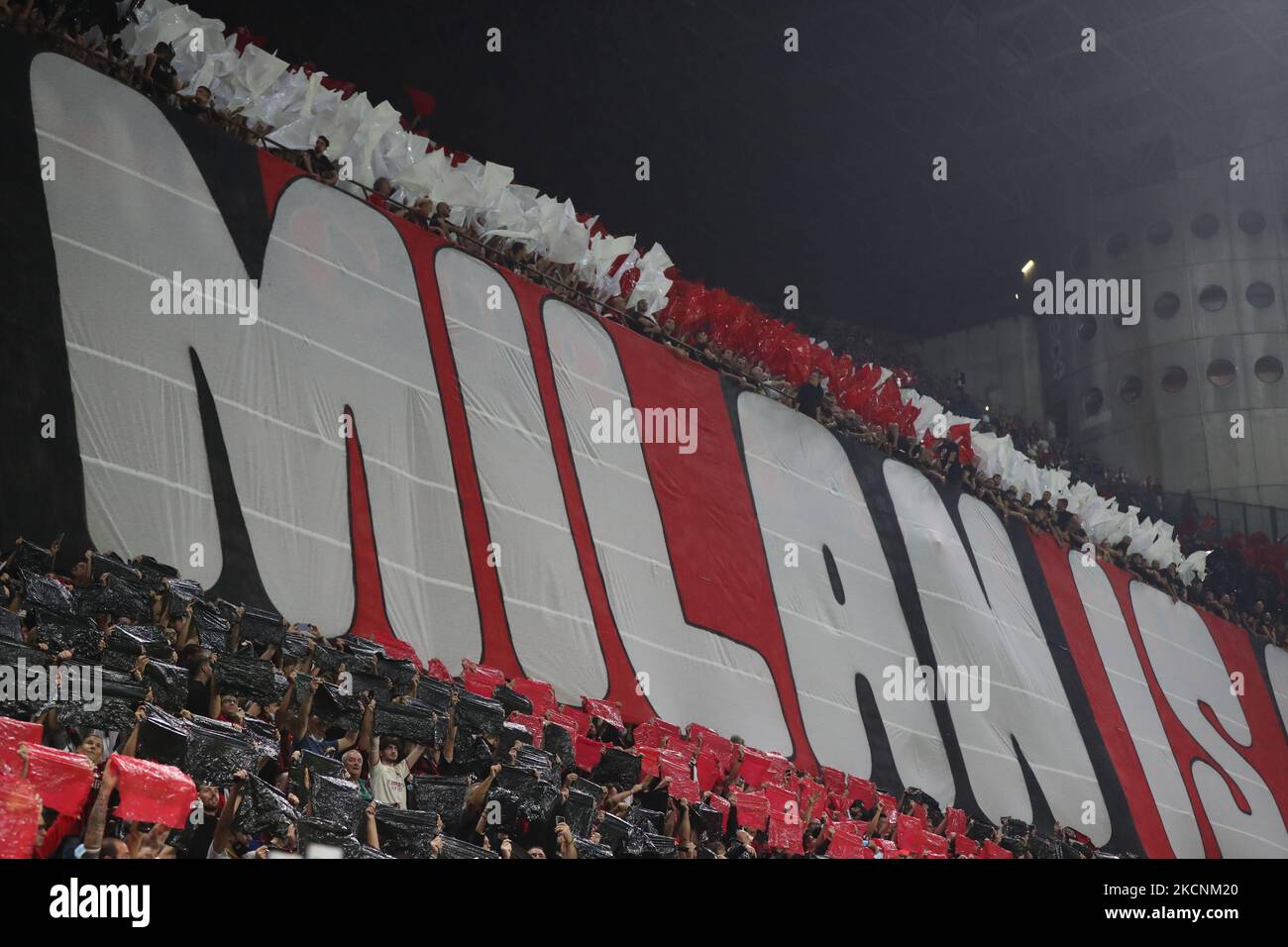 Fans nehmen am 28. September 2021 an der UEFA Champions League 2021/22 Group Stage Teil – einem Fußballspiel der Gruppe B zwischen dem AC Mailand und dem Club Atletico de Madrid im Giuseppe Meazza Stadium, Mailand, Italien (Foto: Fabrizio Carabelli/LiveMedia/NurPhoto) Stockfoto