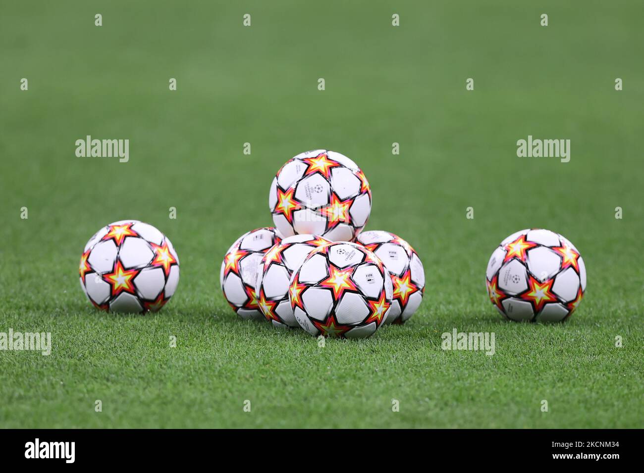 Offizieller Adidas Champions League Matchball während der UEFA Champions League 2021/22 Gruppenphase - Gruppe B Fußballspiel zwischen AC Mailand und Club Atletico de Madrid am 28. September 2021 im Giuseppe Meazza Stadion, Mailand, Italien (Foto: Fabrizio Carabelli/LiveMedia/NurPhoto) Stockfoto