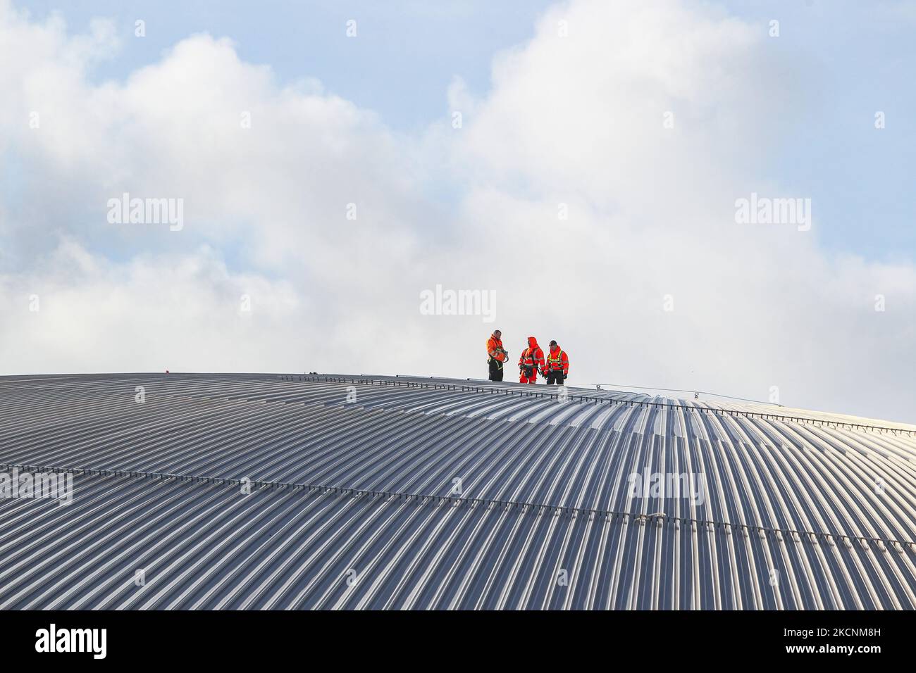 Eine allgemeine Ansicht der Arbeiter auf dem Dach der SSE Hydro auf dem Scottish Event Campus am 29. September 2021 in Glasgow, Schottland. Der Scottish Event Campus wird einer der Austragungsorte des bevorstehenden Klimagipfels COP 26 sein, der vom 1. Bis 12.. November in Glasgow stattfinden wird. (Foto von Ewan Bootman/NurPhoto) Stockfoto