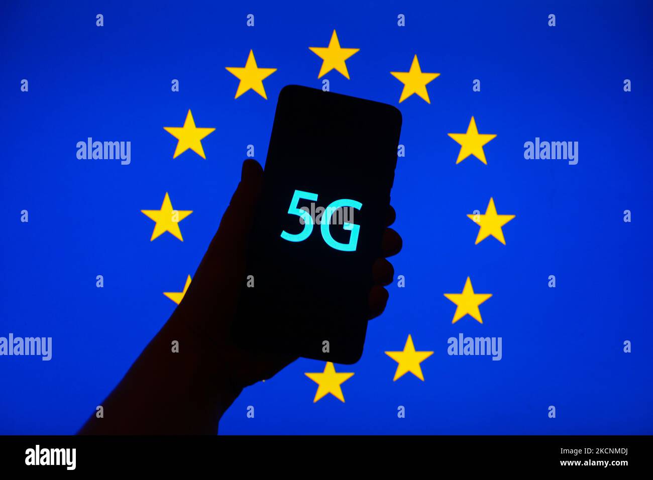 Auf dem Smartphone-Bildschirm ist das Zeichen 5G mit der Flagge der Europäischen Union im Hintergrund zu sehen, auf diesem Bild, das am 29. September 2021 in Krakau, Polen, aufgenommen wurde. (Foto von Beata Zawrzel/NurPhoto) Stockfoto