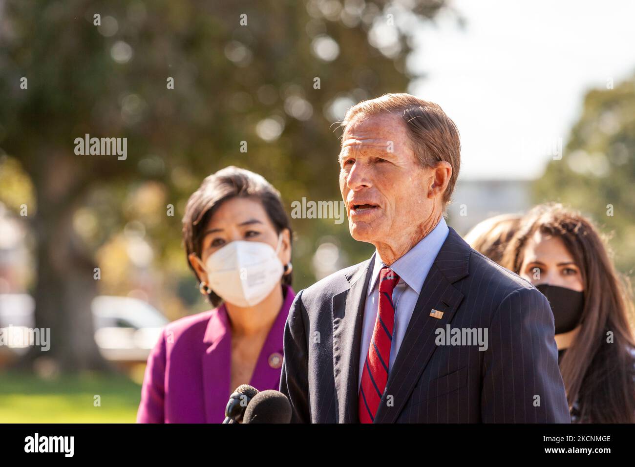Die Kongressabgeordnete Judy Chu (D-CA) hört zu, wie Senatorin Richard Blumenthal (D-CT) auf einer Pressekonferenz über den Zugang zu Abtreibungen und das Frauengesundheitsschutzgesetz spricht. (Foto von Allison Bailey/NurPhoto) Stockfoto