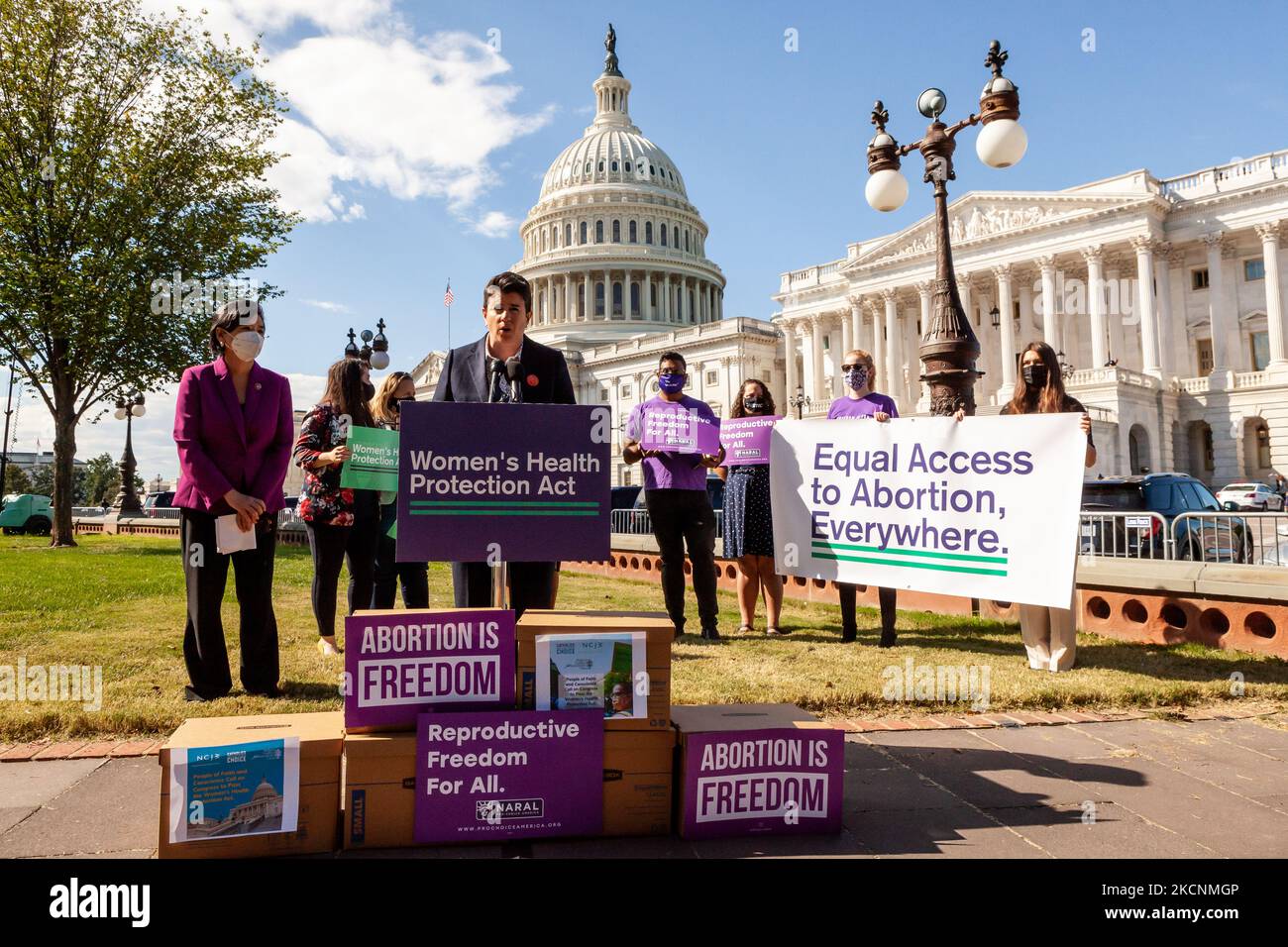 Die Kongressabgeordnete Judy Chu (D-CA) hört zu, wie Jamie Manson von Catholics for Choice auf einer Pressekonferenz über den Zugang zu Abtreibungen und das Women's Health Protection Act spricht. (Foto von Allison Bailey/NurPhoto) Stockfoto