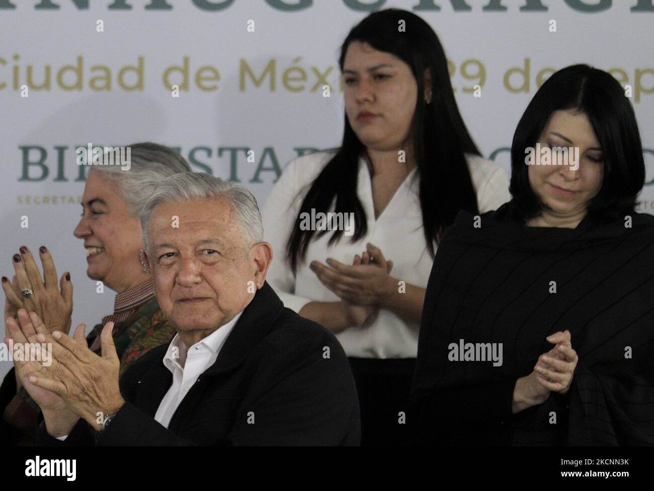 Andrés Manuel López Obrador, Präsident von Mexiko, während der Kartenübernahme und der Einweihung der ersten Zweigstelle der Wohlfahrtsbank in Tláhuac, während des Notfalls COVID-19 und der gelben epidemiologischen Ampel in der Hauptstadt. (Foto von Gerardo Vieyra/NurPhoto) Stockfoto