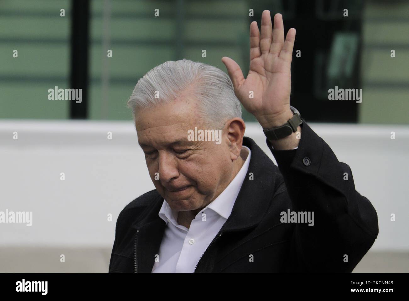 Andrés Manuel López Obrador, Präsident von Mexiko, verabschiedet sich von seinen Anhängern bei der Eröffnung der ersten Niederlassung der Wohlfahrtsbank in Tláhuac angesichts des Gesundheitsnotfalls COVID-19 und der gelben epidemiologischen Ampel in der Hauptstadt. (Foto von Gerardo Vieyra/NurPhoto) Stockfoto