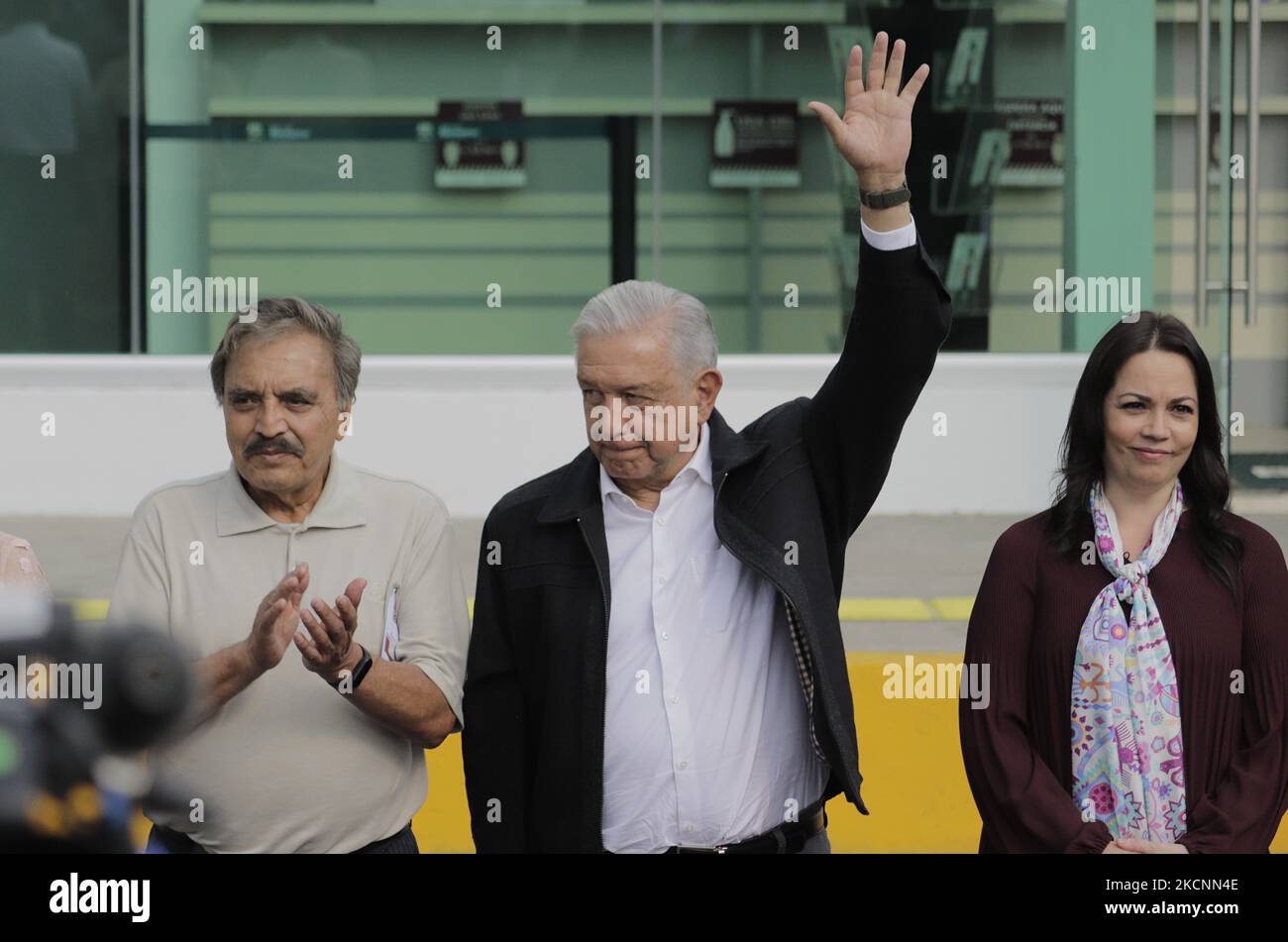 Im Zentrum stand der mexikanische Präsident Andrés Manuel López Obrador während des Bandschneidens und der Einweihung der ersten Zweigstelle der Wohlfahrtsbank in Tláhuac als Reaktion auf die gesundheitliche Notlage durch COVID-19 und die gelbe epidemiologische Ampel in der Hauptstadt. (Foto von Gerardo Vieyra/NurPhoto) Stockfoto