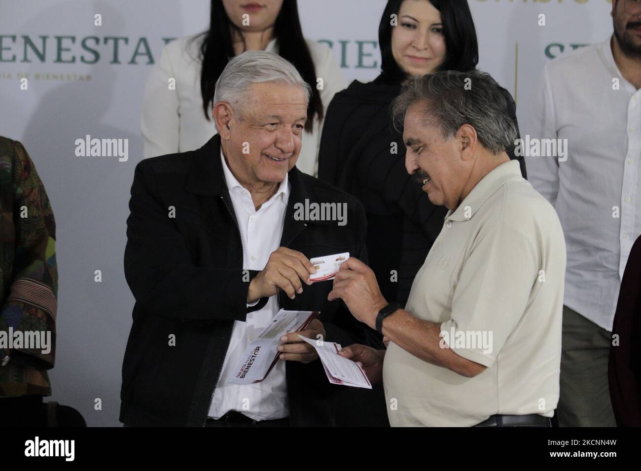 Andrés Manuel López Obrador, Präsident von Mexiko, während der Übergabe der Karten und der Einweihung der ersten Zweigstelle der Wohlfahrtsbank in Tláhuac, als Reaktion auf die gesundheitliche Notlage durch COVID-19 und die gelbe epidemiologische Ampel in der Hauptstadt. (Foto von Gerardo Vieyra/NurPhoto) Stockfoto