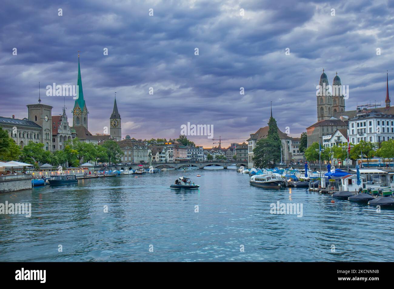 Zürich Stadtbild im Zwielicht und Limmat im Zürcher Stadtzentrum, Schweiz Stockfoto
