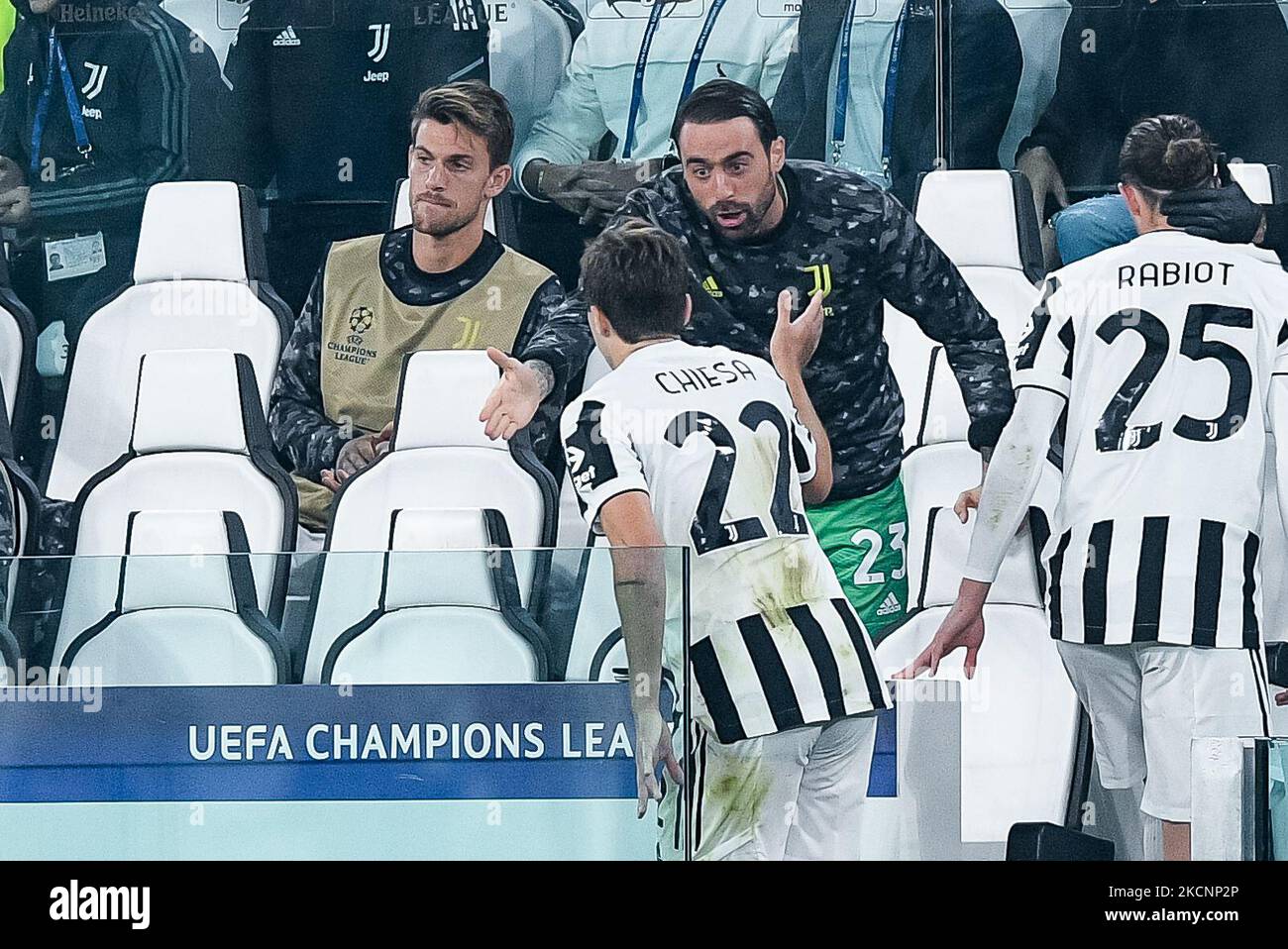 Carlo Pinsoglio vom FC Juventus übergibt Federico Chiesa vom FC Juventus beim UEFA Champions League-Spiel der Gruppe H zwischen FC Juventus und FC Chelsea am 29. September 2021 im Allianz Stadium in Turin, Italien, ein High Five. (Foto von Giuseppe Maffia/NurPhoto) Stockfoto