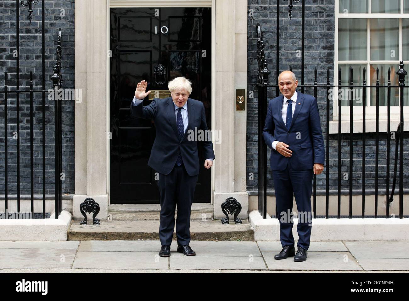 Der britische Premierminister Boris Johnson (L) begrüßt den slowenischen Premierminister Janez Jansa (R) am 30. September 2021 vor der Downing Street 10 in London, England. (Foto von David Cliff/NurPhoto) Stockfoto
