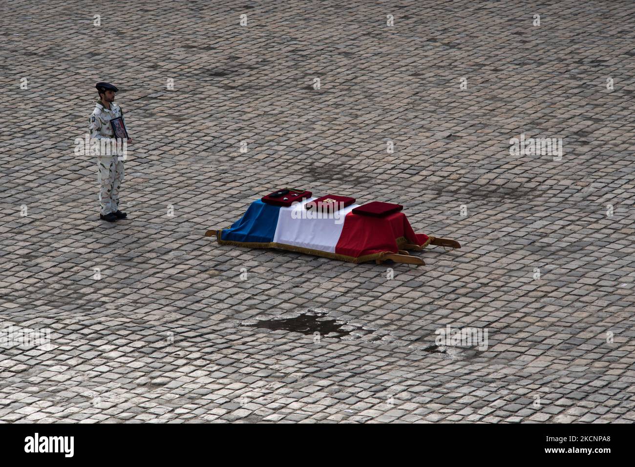 Der Sarg von Maxime Blasco, einem Soldaten, der am 24. September während der nationalen Ehrung im Hotel des Invalides in Paris am 29. September 2021 getötet wurde. (Foto von Andrea Savorani Neri/NurPhoto) Stockfoto