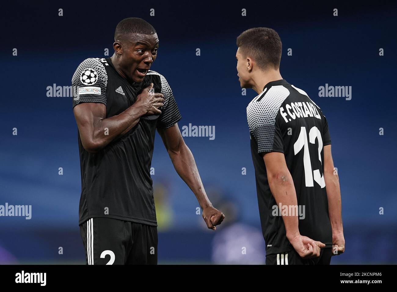 Danilo Arboleda und Fernando Costanza vom Sheriff feiern den Sieg nach dem UEFA Champions League-Spiel der Gruppe D zwischen Real Madrid und dem FC Sheriff am 28. September 2021 im Estadio Santiago Bernabeu in Madrid, Spanien. (Foto von Jose Breton/Pics Action/NurPhoto) Stockfoto