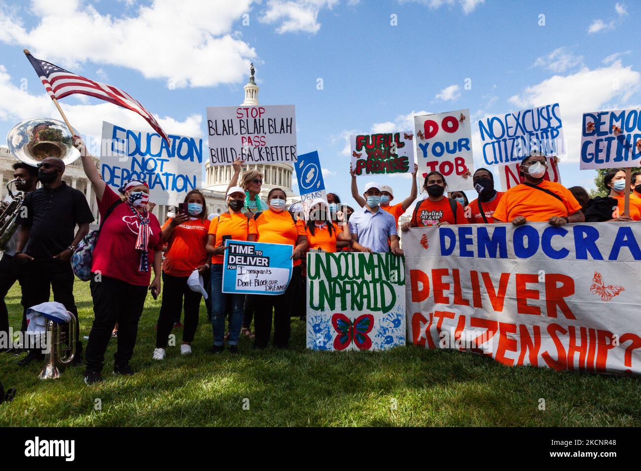 Mitglieder von United We Dream und CASA nehmen an einem Protest vor dem US-Kapitol Teil, der von People’s Watch veranstaltet wird. Demonstranten sind seit Montag, dem 27. September, im Capitol und planen, den Protest fortzusetzen, bis der Kongress den Build Back Better Act (auch bekannt als Versöhnungsbudget) und seine Investitionen in Gesundheitsversorgung, Bürgerschaft und Klimalösungen verabschiedet. (Foto von Allison Bailey/NurPhoto) Stockfoto