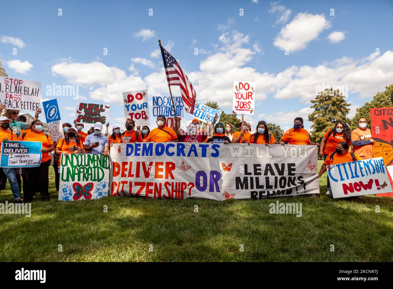 Immigranten und Träumer nehmen an einem Protest vor dem US-Kapitol Teil, der von People’s Watch veranstaltet wird. Demonstranten sind seit Montag, dem 27. September, im Capitol und planen, den Protest fortzusetzen, bis der Kongress den Build Back Better Act (auch bekannt als Versöhnungsbudget) und seine Investitionen in Gesundheitsversorgung, Bürgerschaft und Klimalösungen verabschiedet. (Foto von Allison Bailey/NurPhoto) Stockfoto