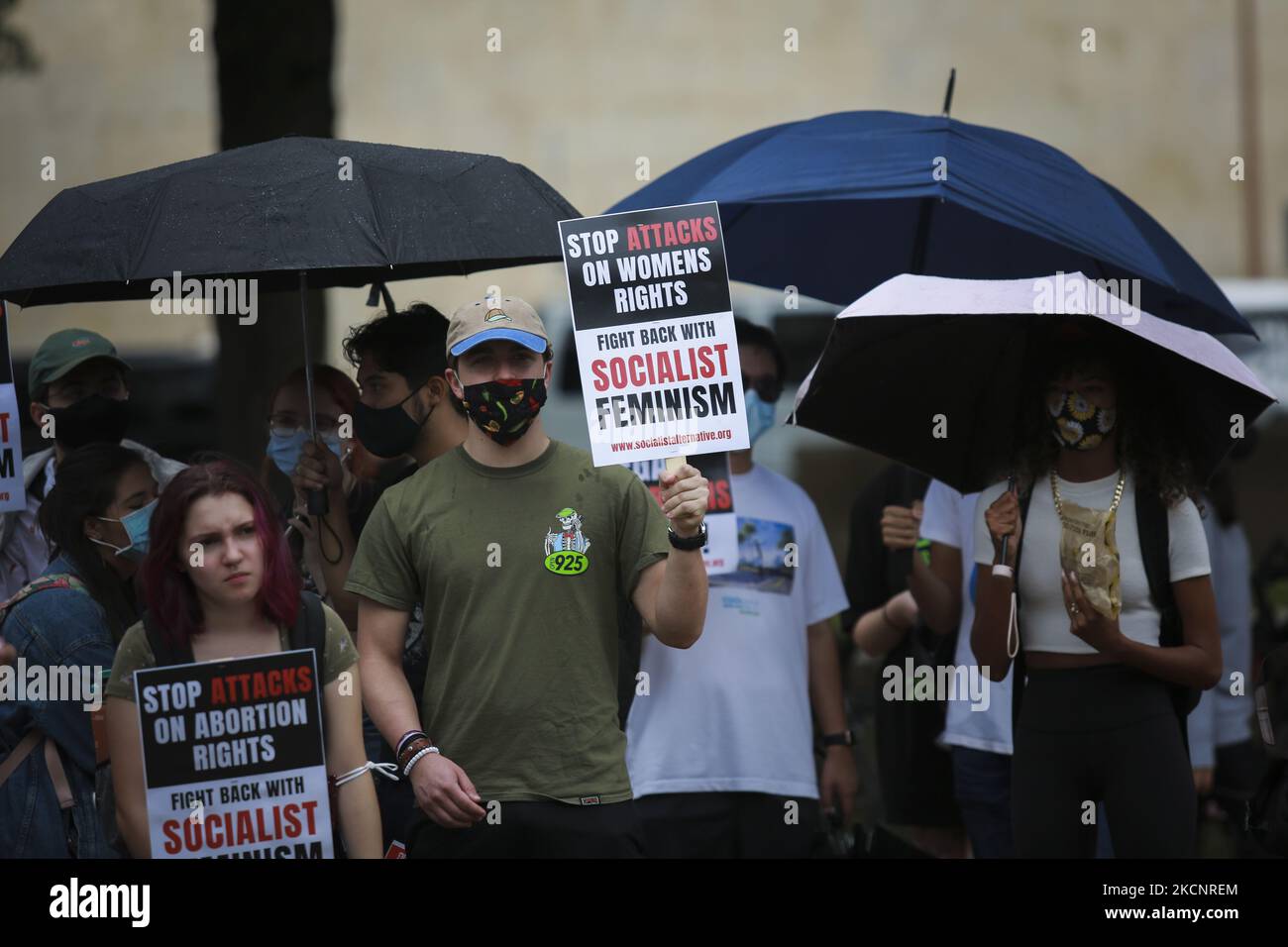 Der Regen hält die Studenten der University of Houston nicht davon ab, sich am 30.. September 2021 in Butler Plaza zu versammeln, um gegen das Gesetz 8 des Senats von Texas zu protestieren, das Abtreibung nach sechs Wochen Schwangerschaft verbietet. (Foto von Reginald Mathalone/NurPhoto) Stockfoto