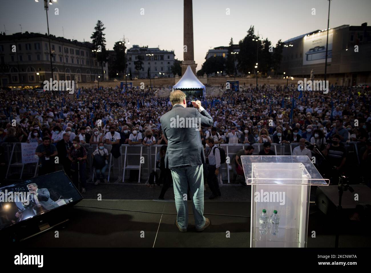 Der Mitte-Links-Kandidat für die bevorstehenden Kommunalwahlen in Rom, Carlo Calenda, spricht auf einer Bühne während des Abschlusses seines bürgermeisterlichen Wahlkampfes auf der Piazza del Popolo in Rom am 1. Oktober 2021. (Foto von Christian Minelli/NurPhoto) Stockfoto