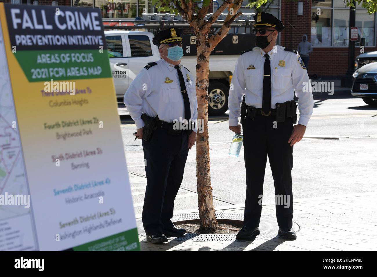 Mitglieder des Metropolitan Police Department von DC während einer Pressekonferenz über die 2021 Fall Crime Prevention Initiative, heute am 01. Oktober 2021 im Columbia Height Viertel in Washington DC, USA. (Foto von Lenin Nolly/NurPhoto) Stockfoto