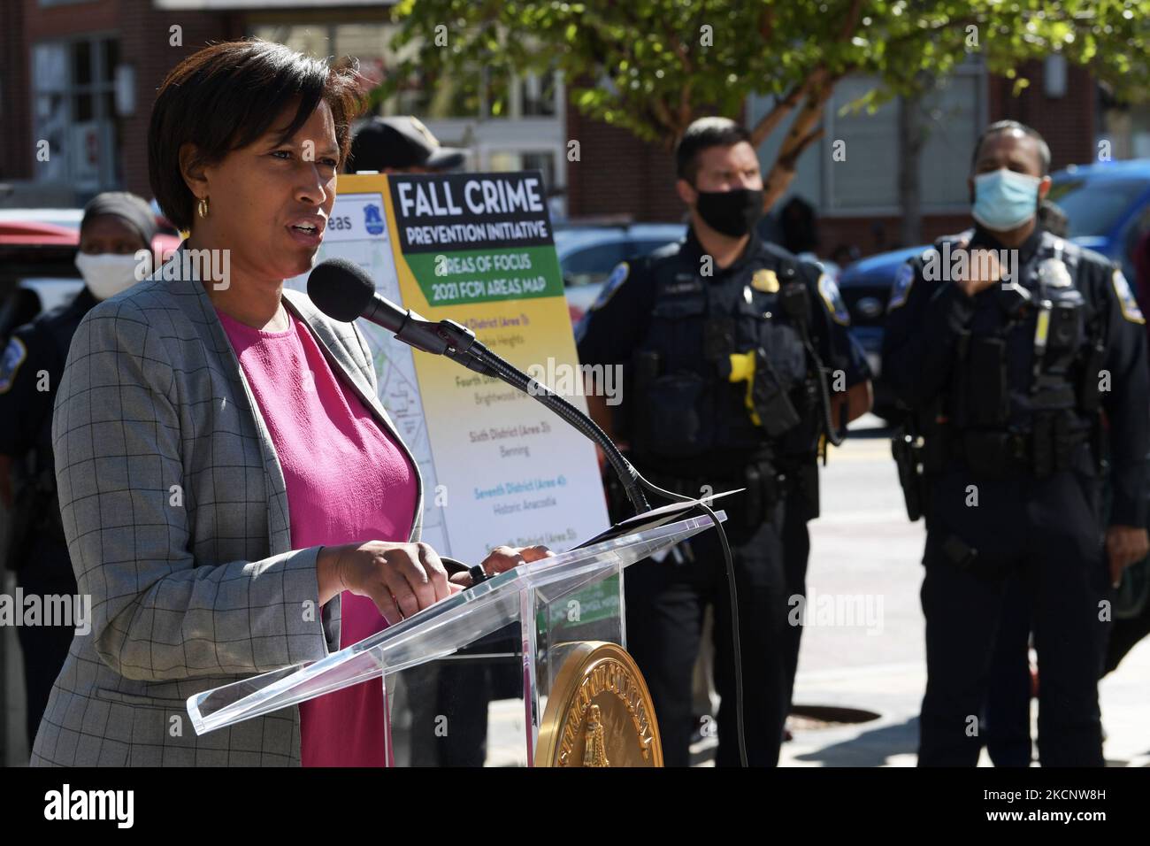 Der Bürgermeister von DC, Muriel Bowser, spricht heute am 01. Oktober 2021 im Stadtviertel Columbia Height in Washington DC, USA, über die Initiative zur Prävention von Straftaten im Herbst 2021. (Foto von Lenin Nolly/NurPhoto) Stockfoto